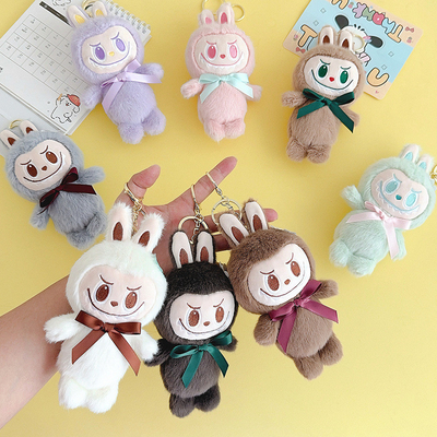 C'est un porte-clés en peluche mignon avec des caractéristiques et du matériel personnalisables.