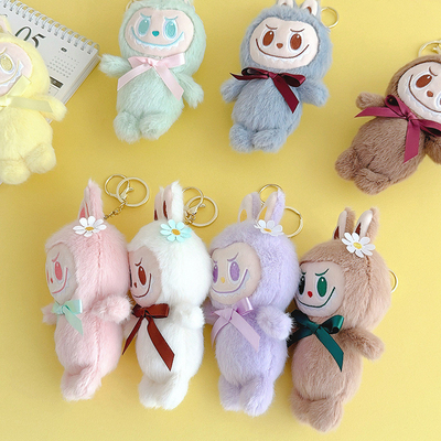 C'est un porte-clés en peluche mignon avec des caractéristiques et du matériel personnalisables.