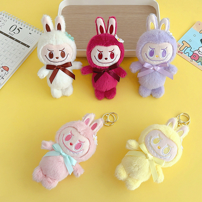C'est un porte-clés en peluche mignon avec des caractéristiques et du matériel personnalisables.