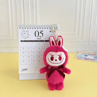 C'est un porte-clés en peluche mignon avec des caractéristiques et du matériel personnalisables.
